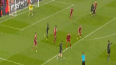 “米兰欧冠意外出局，特奥红牌引热议，费耶诺德逆转2-1胜出”